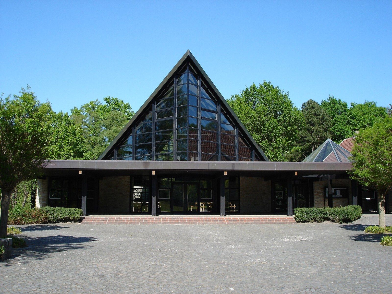 Feierhalle auf dem Waldfriedhof Lauheide – Waldfriedhof Lauheide